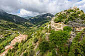 Mittelalterliche Burg und Bergdorf Sainte-Agnès in den französischen Seealpen, Provence, Frankreich