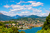 Stadt Lugano mit Luganersee und Berg an einem sonnigen Tag in Lugano, Tessin, Schweiz.