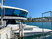 Passagierschiff auf dem Vierwaldstättersee an einem sonnigen Tag in Luzern, Schweiz.