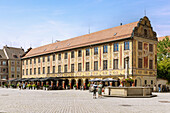 Marktplatz mit Steuerhaus und Marktbrunnen in Memmingen im Unterallgäu in Bayern in Deutschland