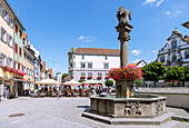 Marktplatz mit Martinsbrunnen, Hinderofenhaus, Rathaus und Blick auf Frauentor in der Altstadt von Wangen im Westallgäu in Baden-Württemberg in Deutschland