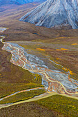 USA, Alaska, Brooks Range, Arctic National Wildlife Refuge. Antenne mit Bergen und Fluss Ivishak