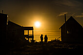 Touristen in der kleinen Siedlung Ilimanaq, Sonnenuntergang, Diskobucht, Baffin Bay, Ilulissat, Grönland