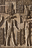 Ägypten, Pom Ombo. Seitenlicht lässt die Hieroglyphen an den Wänden des Pom-Ombo-Tempels stark hervortreten.