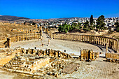 Oval Plaza 160 Ionische Säulen Antike römische Stadt Jerash, Jordanien. Jerash kam zwischen 300 v. Chr. und 100 n. Chr. an die Macht und war bis 600 n. Chr. eine Stadt. Berühmtes Handelszentrum. Ursprünglichste römische Stadt im Nahen Osten.