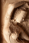 Thailand, Koh Samui. Geschnitztes Steinrelief einer hinduistischen Gottheit.
