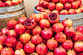 Italien, Sizilien, Provinz Trapani, Trapani. Granatäpfel zum Verkauf auf dem Markt in Trapani.