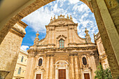 Italien, Apulien, Metropole Bari, Monopoli. Außenfassade der Cattedrale della Madonna della Madia.