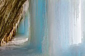 USA, Colorado, Gewehr-Gebirgspark. Eissäule in Kalksteinhöhle