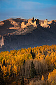 USA, Colorado, Gunnison National Forest. Die Felsformation der Burgen auf einem Herbstsonnenaufgang