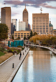 Kanal mit Blick auf die Innenstadt, White River State Park, Indianapolis, Indiana, USA.