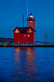 Großer roter Leuchtturm in der Abenddämmerung, Holland, Michigan