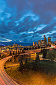 Die Skyline der Stadt und die Interstate 90 und 5 von der Rizal Bridge in der Innenstadt von Seattle, Washington State, USA