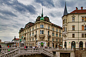 Gebäude und Dreifachbrücke am Preseren-Platz, Ljubljana, Hauptstadt von Slowenien, Europa