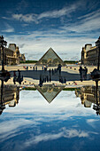 Doppelbelichtung des Glaspyramideneingangs des berühmten Louvre-Museums in Paris, Frankreich