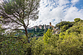Blick auf das Bergdorf Èze in den französischen Seealpen, Provence, Frankreich