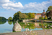 View of Lake Eutin with the sculpture &quot;Die Schauende&quot; and the castle in the background, Eutin, Holstein Switzerland, Ostholstein, Schleswig-Holstein, Germany