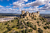 Die Burg Castillo de Almodóvar del Río und das Dorf Almodóvar del Río, Andalusien, Spanien 