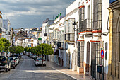 Strasse mit weissen Häuser von Arcos de la Frontera, Andalusien, Spanien 