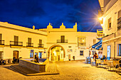 Das Stadttor in der Abenddämmerung, Conil de la Frontera, Costa de la Luz, Andalusien, Spanien