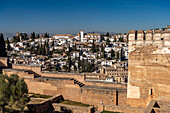 Blick von der Burganlage der Alhambra auf das  ehemalige maurische Wohnviertel Albaicín in Granada, Andalusien, Spanien 
