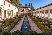 Brunnen im Acequia-Hof des Generalife, Welterbe Alhambra in Granada, Andalusien, Spanien  