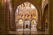 Kruzifix zwischen maurischen Säulen und Bögen im Innenraum der Mezquita - Catedral de Córdoba in Cordoba, Andalusien, Spanien 
