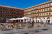 Restaurants auf dem Platz Plaza de la Corredera in Cordoba, Andalusien, Spanien  