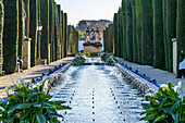 Wasserbecken und Brunnen an der Promenade der Könige, Alcázar de los Reyes Cristianos in Cordoba, Andalusien, Spanien
