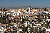 Das ehemalige maurische Wohnviertel Albaicín mit dem Mirador de San Nicolás und der Kirche San Nícolas in Granada, Andalusien, Spanien