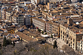 Blick auf den Platz Plaza Nueva in der Altstadt von Granada, Andalusien, Spanien 