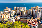 Hochhäuser und die Stierkampfarena von oben gesehen, Málaga, Andalusien, Spanien