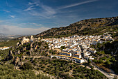 Das weisse Dorf und die maurische Burg, Zuheros, Andalusien, Spanien