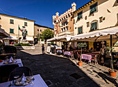 Straßen-Restaurants auf der Piazza G. Giusti im Bergdorf Montecatini Alto, Toskana, Italien
