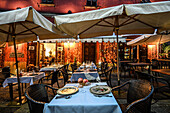 Straßenrestaurant auf der Piazza G. Giusti bei Nacht, Bergdorf Montecatini Alto, Toskana, Italien
