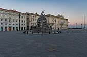 Sonnenaufgang am Piazza dell'Unita d'Italia in Triest, Friaul-Julisch-Venetien, Italien