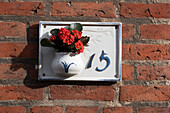 Hausnummer mit Blumen in Ribe, älteste Stadt Dänemarks, Ribe, Süd Jütland, Dänemark