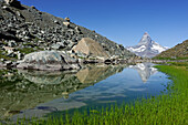 Blick auf das Matterhorn vom Wanderweg auf die Pfulwe, Fluhalp, Zermatt, Wallis, Schweiz.