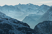 Dunst über der Fanesgruppe, Dolomiten, Südtirol, Italien.