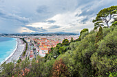 Blick vom Burgberg auf die Altstadt und den Strand von Nizza, Provence, Frankreich