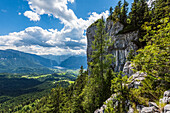 Rock face at the Predigtstuhl near Bad Goisern with a view of Lake Hallstatt and the Dachstein massif, Salzkammergut, Upper Austria, Austria