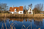 Bauernhaus am Kanal in Damme, Westflandern, Belgien, Europa