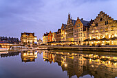 Mittelalterliche Gildehäuser des Graslei Kai am Fluss Leie in der Abenddämmerung, Gent, Belgien