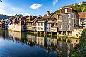 Häuser der Altstadt am Fluss Loue in Ornans, Bourgogne-Franche-Comté, Frankreich, Europa 