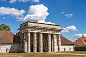 Portalgebäude zur Saline, UNESCO-Welterbe Königliche Saline in Arc-et-Senans, Bourgogne-Franche-Comté, Frankreich, Europa 
