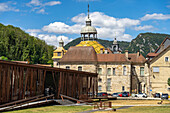 Casino, Rathaus und Kuppel der Kirche Notre-Dame-Libératrice in Salins-les-Bains, Bourgogne-Franche-Comté, Frankreich, Europa 