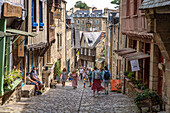 Gasse mit Kopfsteinpflaster in der historischen Altstadt von Dinan, Bretagne, Frankreich 