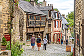 Touristen, Fachwerk in der historischen Altstadt von Dinan, Bretagne, Frankreich