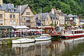 Der Hafen und mittelalterliche Gebäude am Fluss Rance in Dinan, Bretagne, Frankreich 