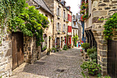 Gasse mit Kopfsteinpflaster in der historischen Altstadt von Dinan, Bretagne, Frankreich